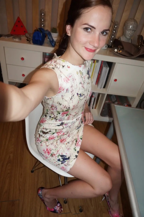 Hot babe flaunts her assets on camera