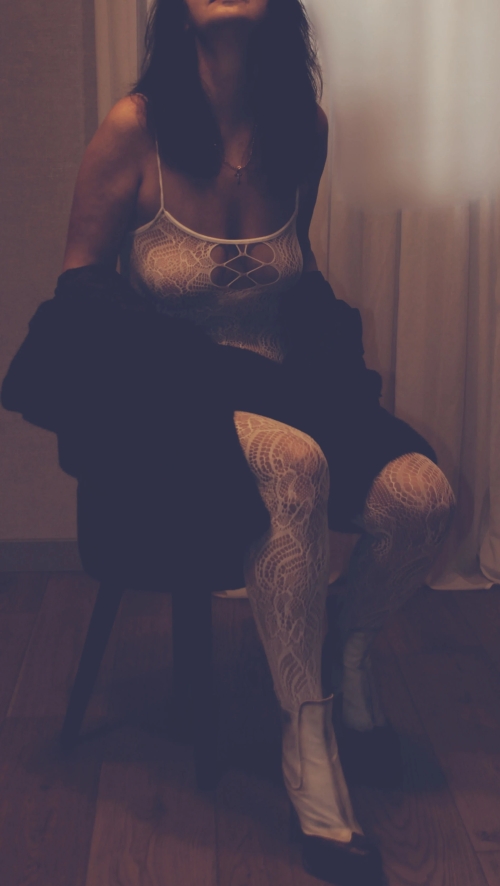 Stunning Curves: Sensual and Seductive Lines Captured in Photo