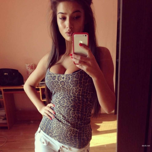 Amateur Beauty's Explicit Photo Shoot: Seductive Poses and Sensual Stares