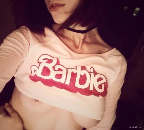 Seductive Brunette Amateur Seeks Love and Sex with Voluptuous Curves