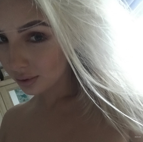 Sexy Girl with Stunning Figure: Hot Body Revealed in Photo