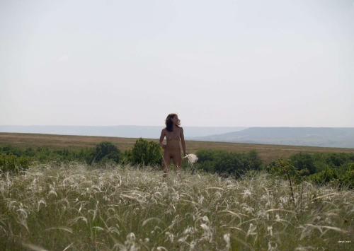 Seductive Girl Poses Nude in Nature: Explicit Outdoor Photoshoot