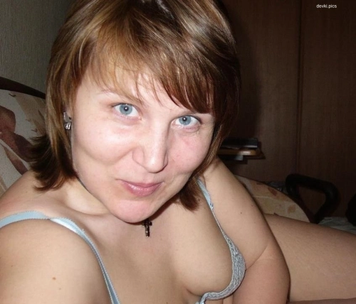 Married Slut Loves Posing Naked: Explicit Amateur Wife Photos
