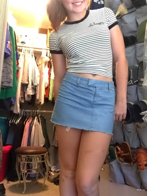 Friend in Skirt Without Panties: Hot and Sexy Upskirt Photo