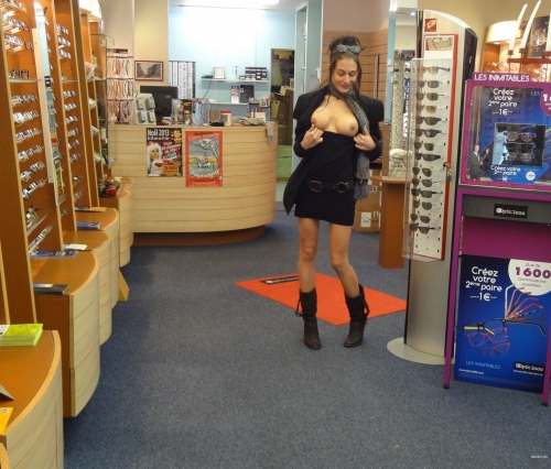 Passionate Shopper with Carrot in Pussy: Extreme Insertion Porn Photo