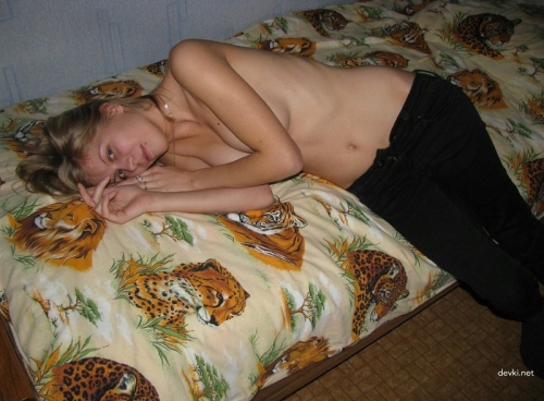 Seductive Babe in Sexy Outfit: Explicit Russian Girl Photo