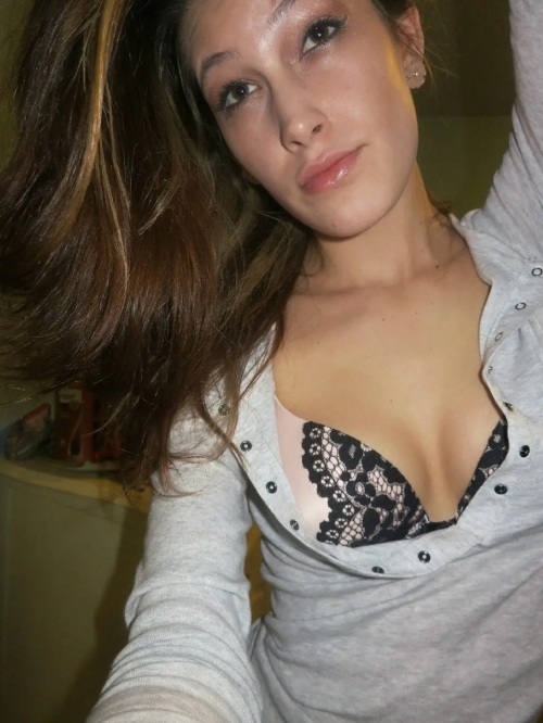 Stunning Nude Cutie's Selfie: Explicit Beauty and Sensuality