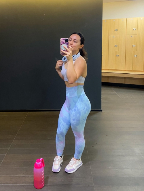 Sexy Fitness Babe with Juicy Booty Takes Intimate Selfies