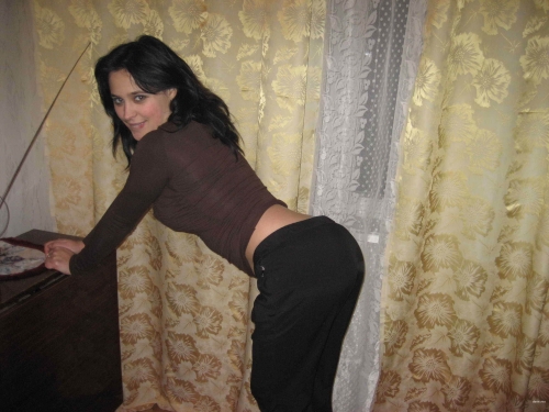 Private Brunette Home Photo: Explicitly Captured Intimate Moment
