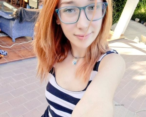 Slim bitch takes explicit selfie
