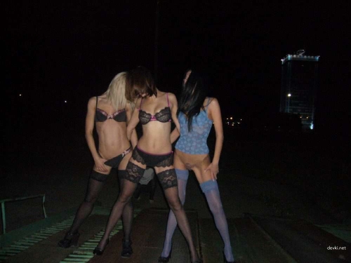 Explicit Erotic Photoshoot with Girlfriends: Sensual and Provocative