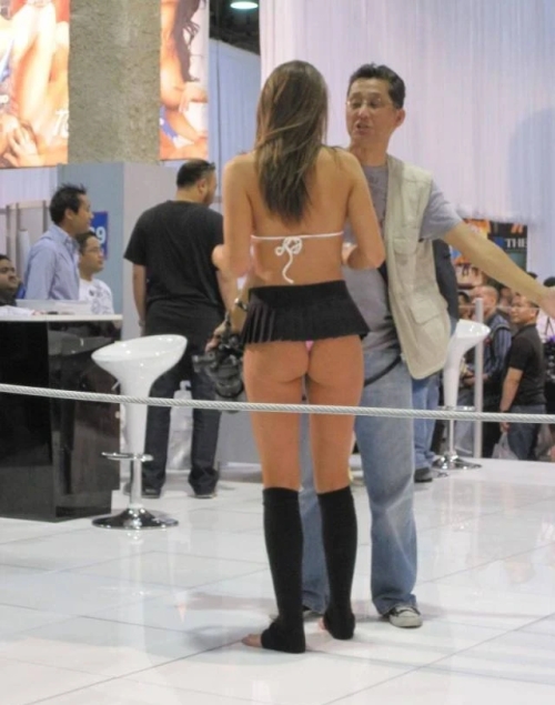 Hot Girls Having Fun: 45 Explicit Photos of Playful Babes
