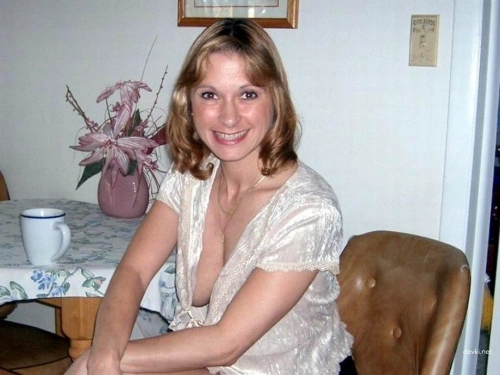 Mature Wife Private Photo: Explicit and Bold Shots of a Hot Mature Woman