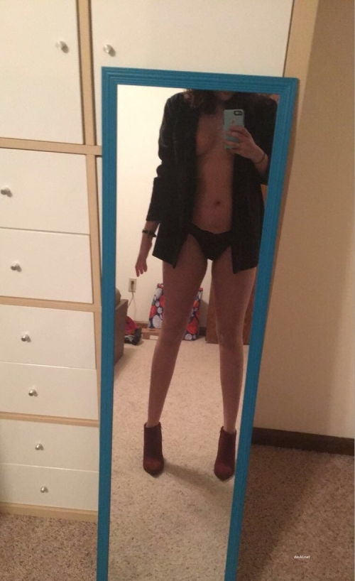 Hot babe fingering herself - explicit solo action