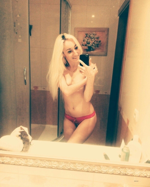 Seductive Selfies of Slender Blonde: Explicit and Provocative Photos