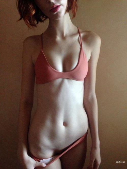 Fiery redhead babe flaunts her pussy - Explicit redhead girl shows off her pussy in sexy photo.