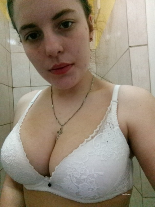 Explicit Nude Pose for the Camera: Provocative and Sensual Shot