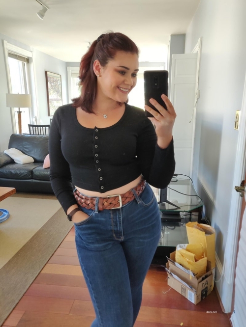Curvy Cutie's Seductive Selfies: Smiling Bombshell Bares All