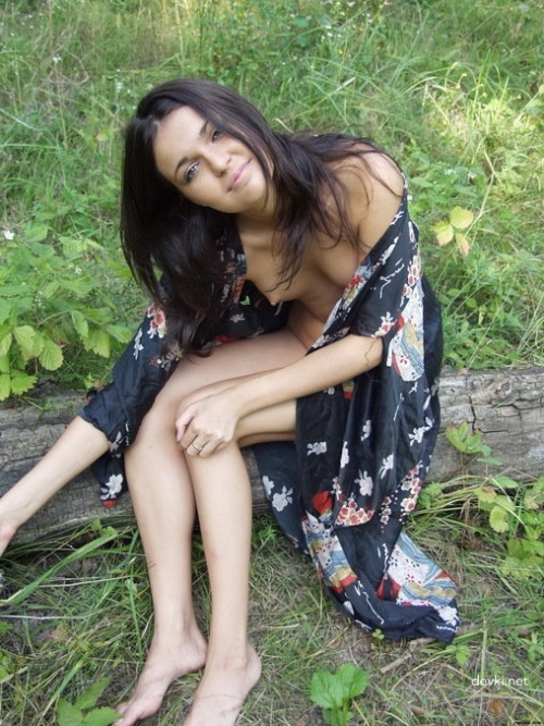 Sexy Selfies in the Woods: Hot Girl Poses for Friend, Explicit Forest Photoshoot