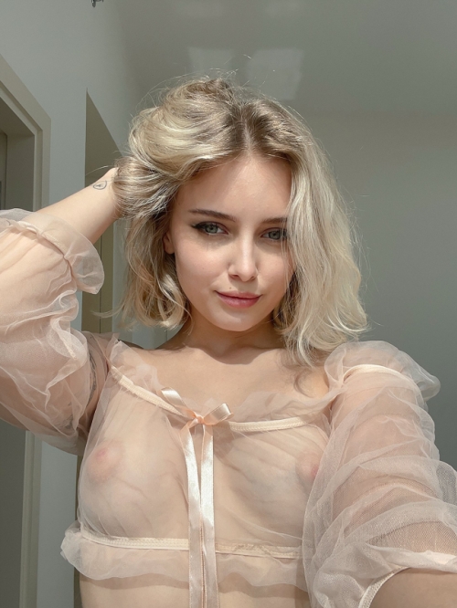 Sexy Blonde Babe Captures Nude Slim Body in Provocative Photoshoot