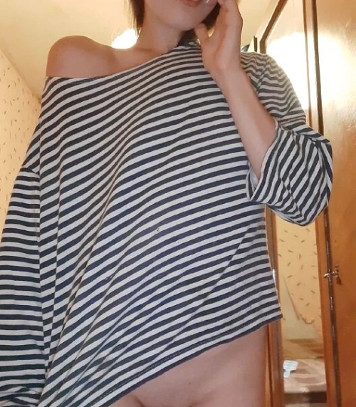 Naked Selfie: Explicit Nude Photo Shoot