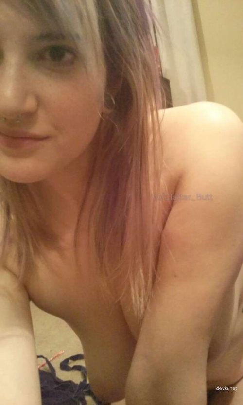 Private Selfies of Young Girlfriend: Explicit and Bold Intimate Photos