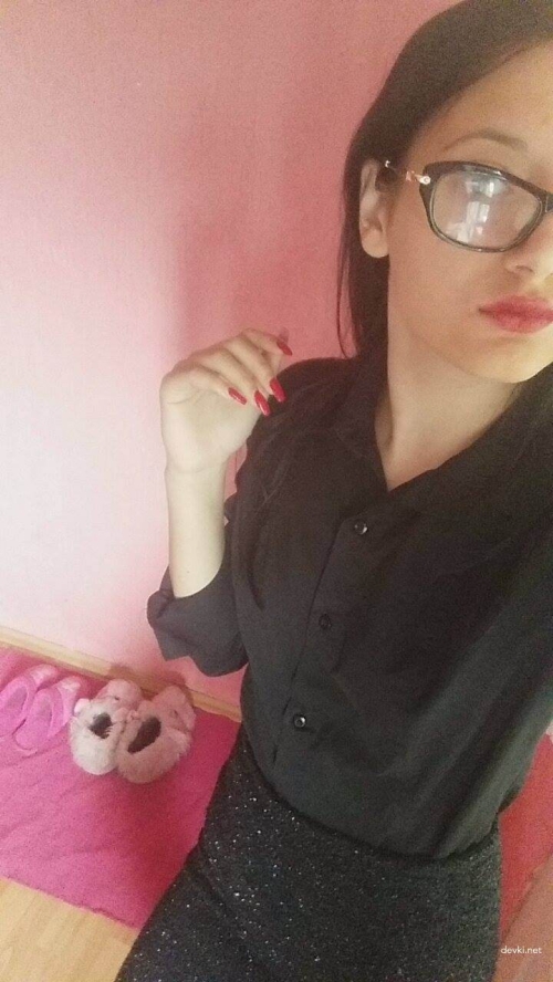Unapologetically flaunts her pussy: Explicit and daring display