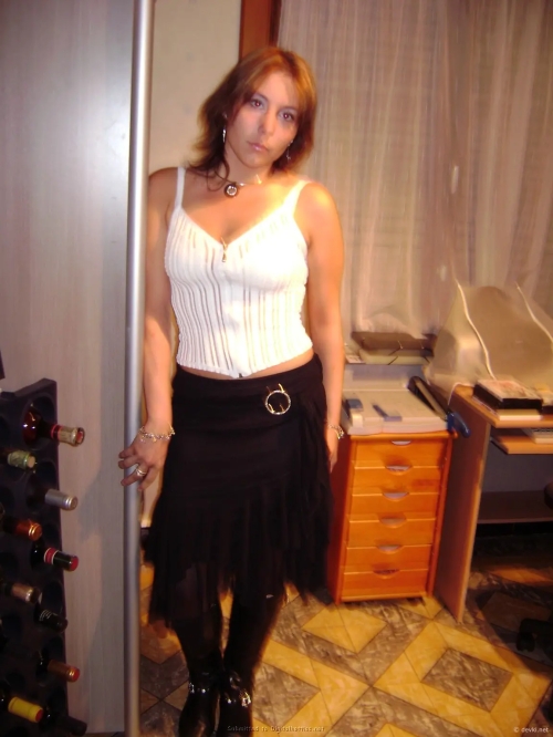 Explicit Photo of a Sexy Chick: Hot and Revealing Shot!