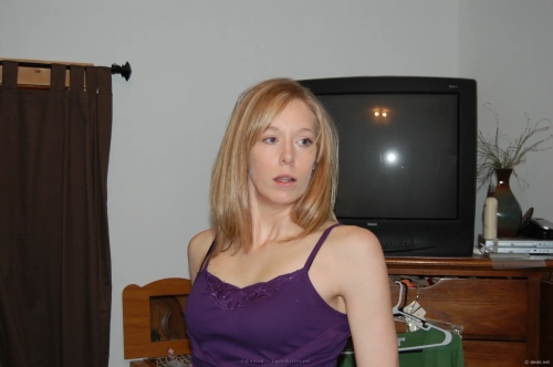 Mature Milf Spreading Legs: Explicit Mommy Porn Photo