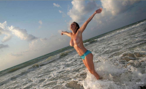 Big Boobs Beach Babe: Busty Girl's Hot Photoshoot