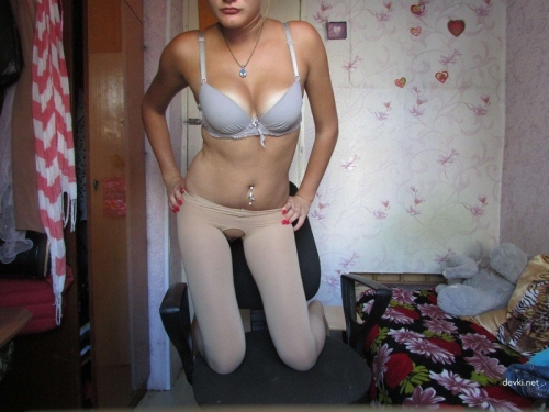 Slender Cutie Snaps Pics of Her Pussy