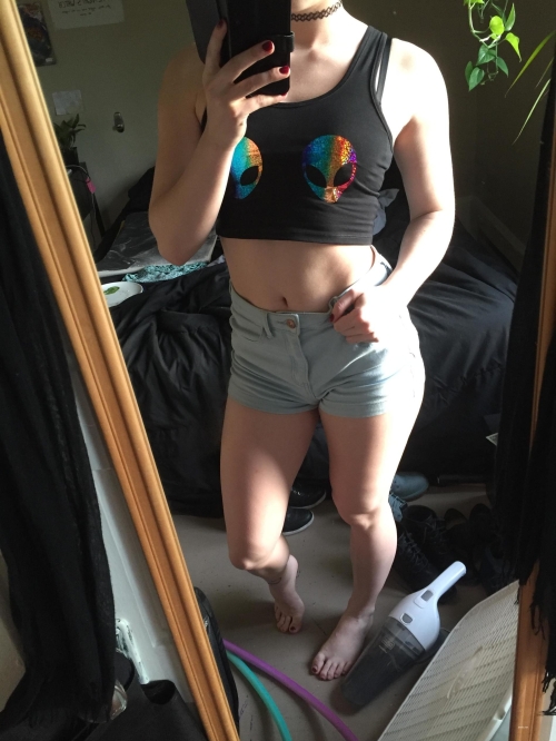 Hot Girl Keeps Herself in Shape: Sexy Fitness Babe Shows Off Her Toned Body