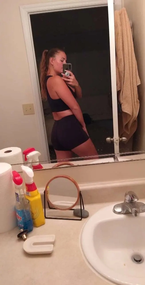 Hot Girlfriend Caught in Amateur Photos: Explicit Content!