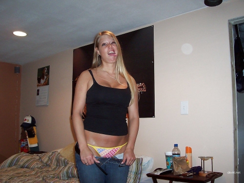 Healthy babe flaunts pussy: Explicit Russian girl shows off her tight pussy