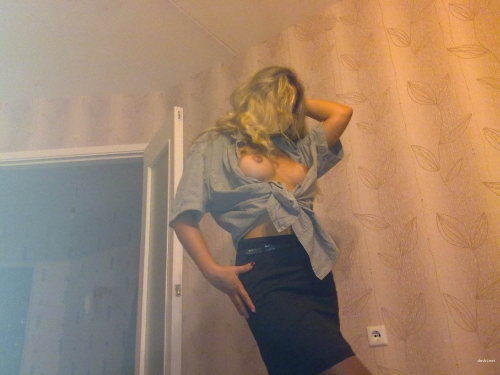 Hot New Girlfriend Flaunts Her Pussy - Young and Cute Babe Shows Off Tight Pussy