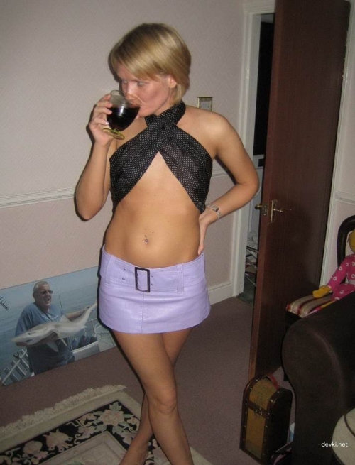 Sexy Mistress Poses Nude for the First Time: Erotic Photoshoot