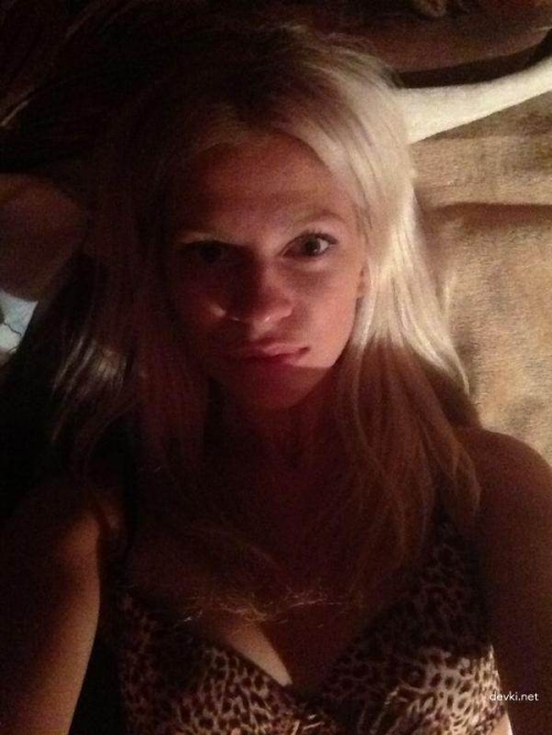 Attractive Lady's Explicit Photoshoot: Seductive Poses and Sensual Beauty