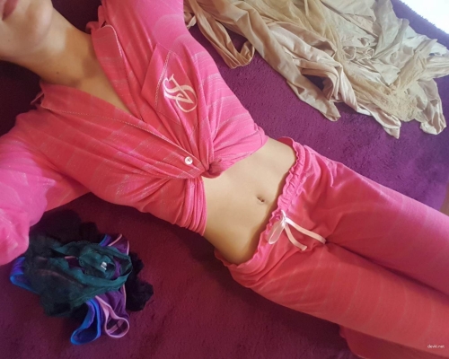 Seductive Young Girl in Pajamas: Explicit Erotic Photoshoot