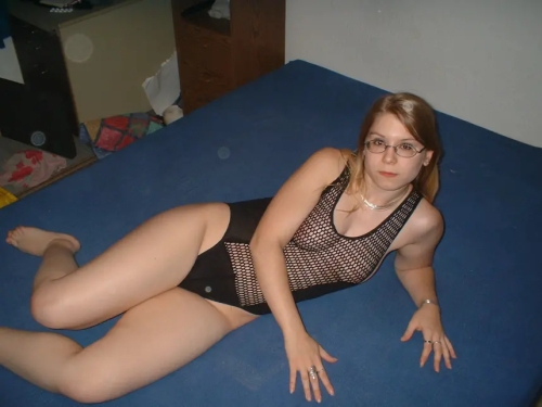 Shy Young Woman Poses Nude: Explicit and Bold Photoshoot