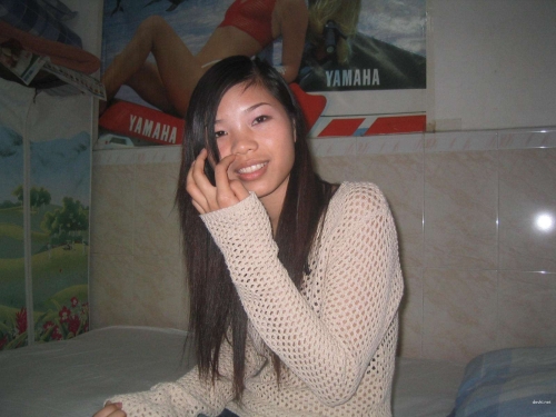 Skinny Asian babe deepthroats big cock
