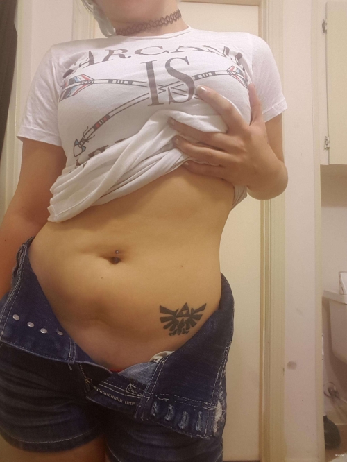 Amateur Woman with Big Booty in Erotic Pose: Explicit Homemade Erotica