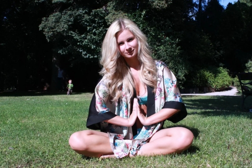 Seductive Topless Beauty: Stunning Girl Bares It All in Provocative Photo