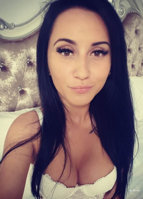 Brunette's Naked Boobs: Explicit and Bold Photos