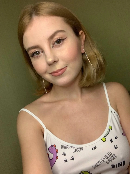 Seductive Selfie from Cute Girl: Sultry and Sensual Pose for Maximum Appeal