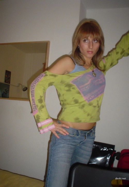 Naked Girl at Home: Explicit Nude Photoshoot in Private Setting