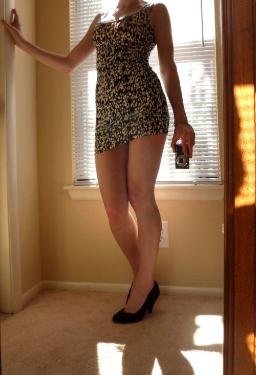 Explicit Nude Selfie: Hot Naked Girl Poses Seductively