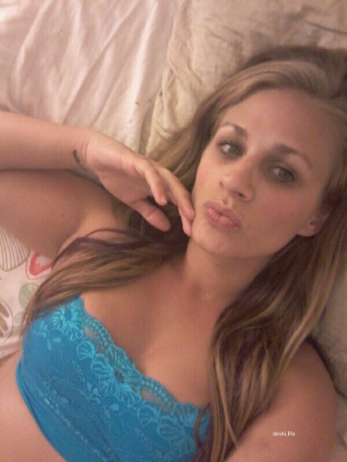 Sexy Pregnant Lady Selfie: Hot Mama Showing Off Her Baby Bump