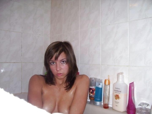 Seductive babe poses naked in bathtub for steamy photoshoot