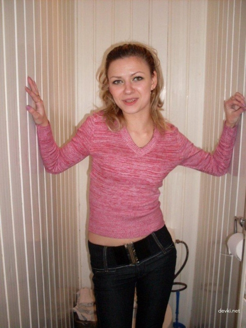 Slim Student Shows Pussy: Explicit College Girl Nude Photo