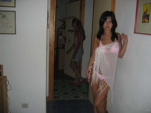 Seductive Italian Beauty Exposed: Stunning Photo of Attractive Woman from Italy